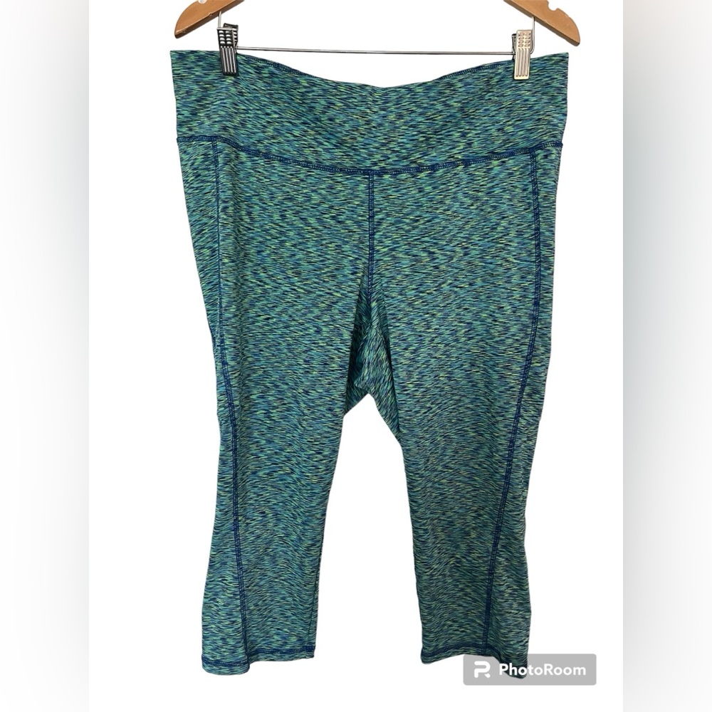 Livi Active Crop Leggings in Blue Multi Stripe - Size 18/20 (2X)